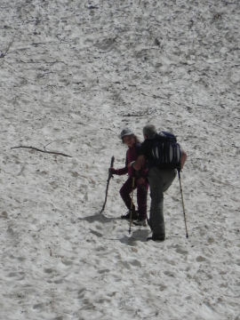 Aldo aiuta un ragazzo sul nevaio in Val Canali (44685 bytes)